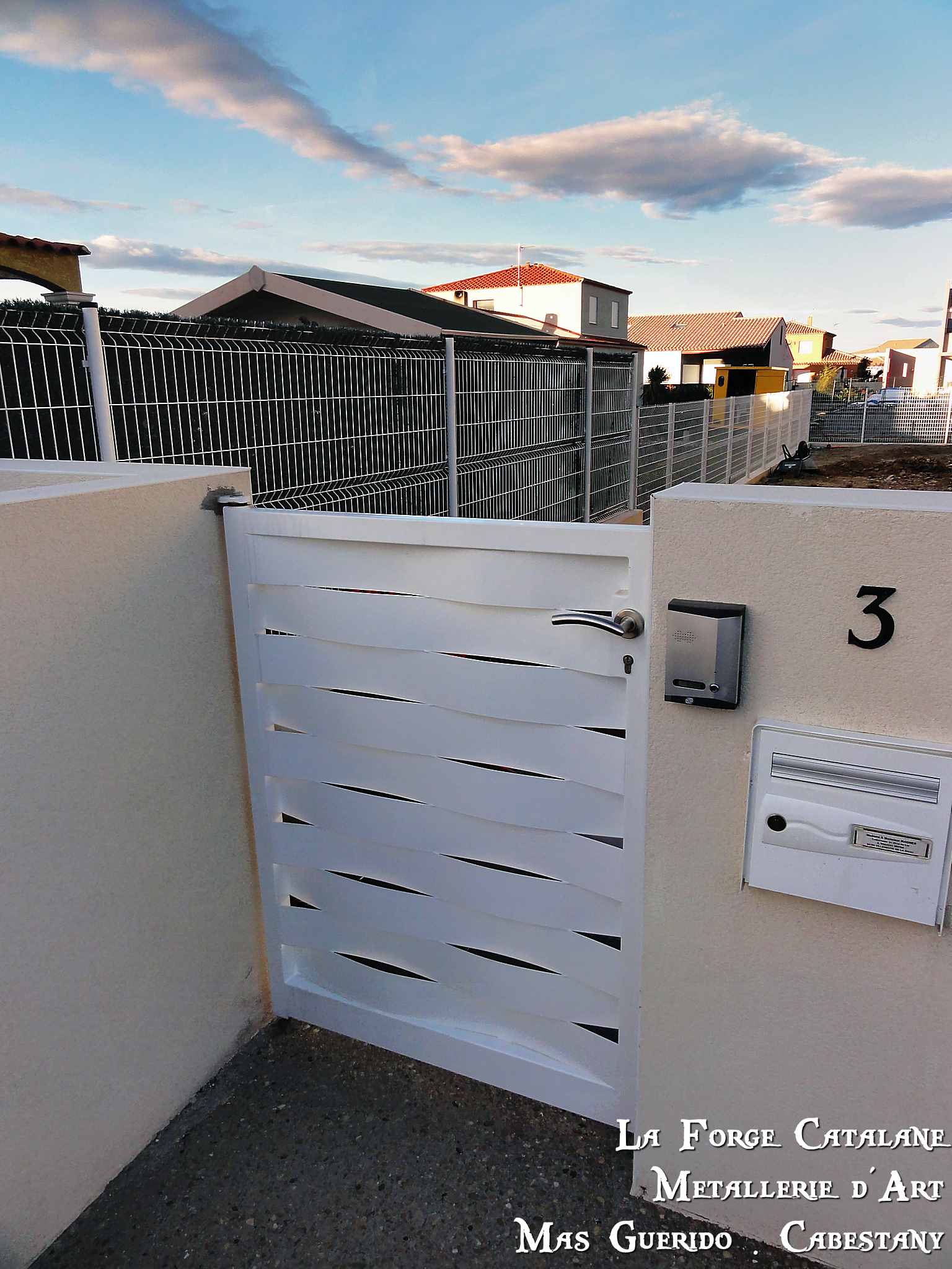 portillon tole effet lames tressees vannerie sans tubes thermolaquage blanc forge catalane.jpg